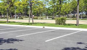 Parking vide avec marquages au sol visibles