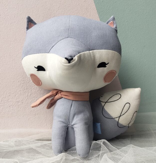 cropped-WhatsApp-Image-2025-06-03-at-10.55.31-1-scaled-1.jpeg Doudou Renard gris - Picca Loulou – Image 1