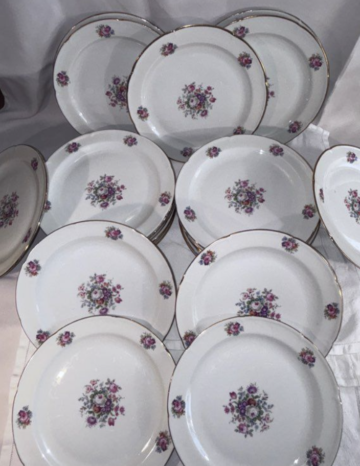 Capture d’écran 2026-02-10 à 21.02.59 Grand service de table en porcelaine de Limoges – Fleurs et Émaux – 60 pièces – Image 1